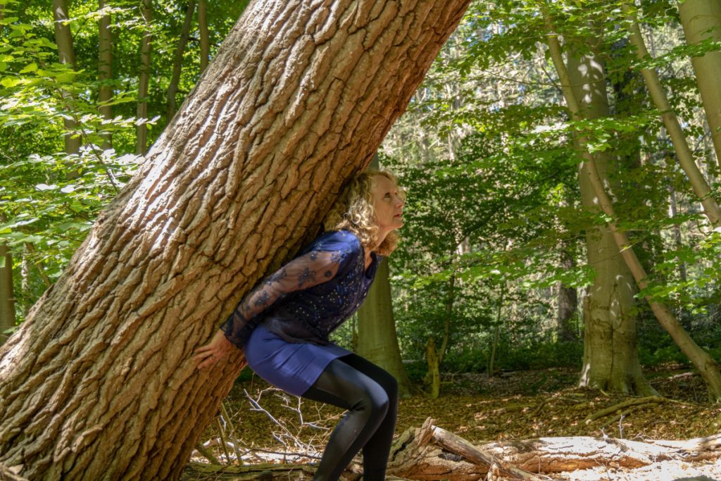 Gwen-Konings-Houdt-Dikke-Boom-Tegen-Op-Haar-Rug