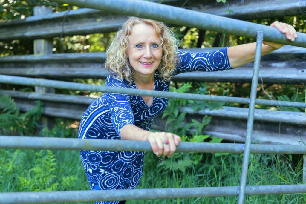 Gwen-Konings-In-Kooi-Duwt-Lachend-Poort-Open