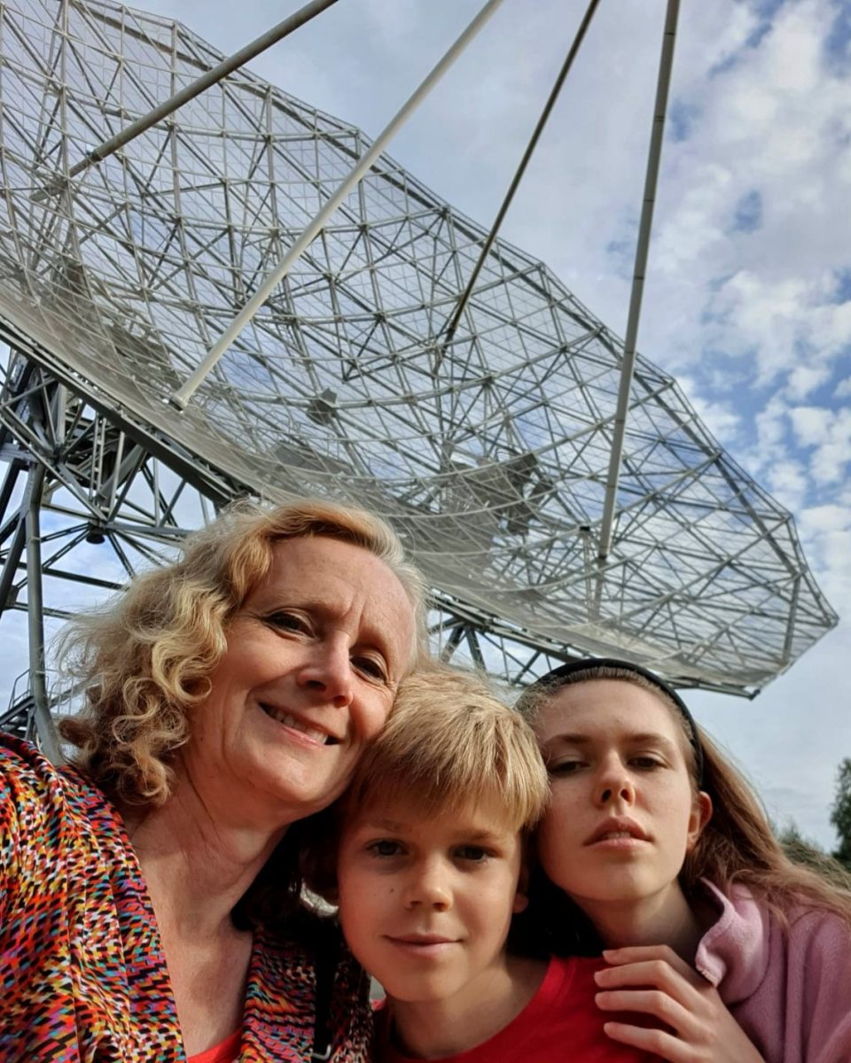 Gezin-Met-Gevoelige-Antennes-Gwen-Konings-Zoon-Dochter-Voor-Grote-Radiotelescoop