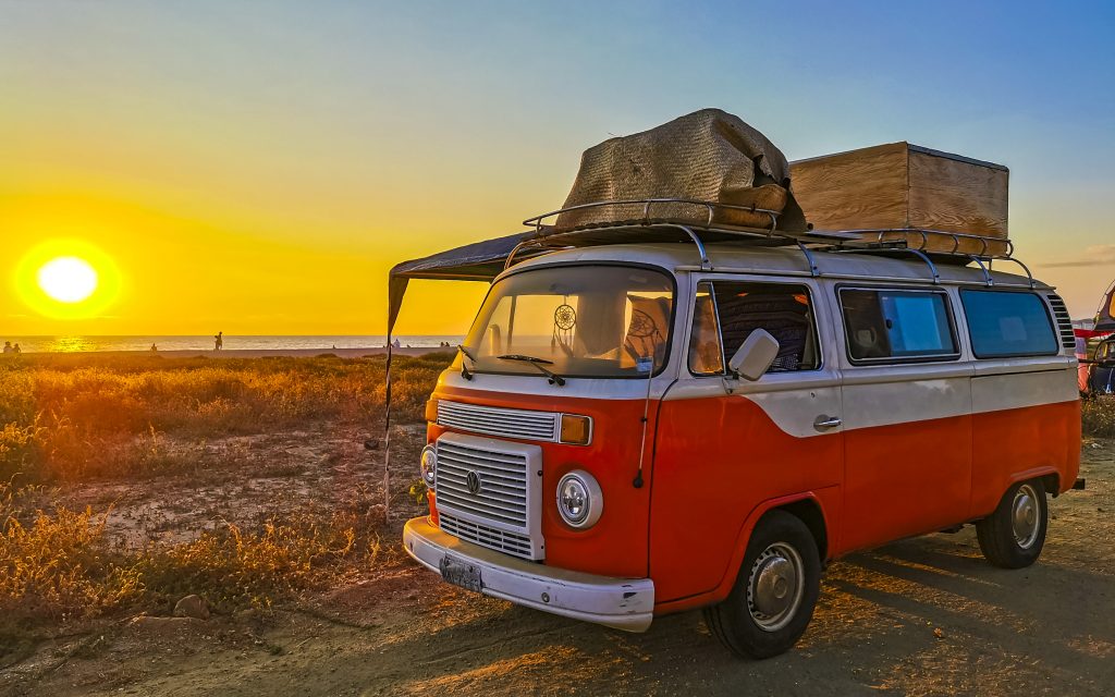 Camper-Volkswagenbus-Aan-Gouden-Strand-Volledig-Uitgerust-Voor-Mooie-Reis
