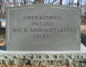 Graf-Met-Monumentsteen-Van-De-Oude-Ernstig-Emotioneel-Verwaarloosde-Gwen-Konings