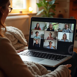 Vrouw-Met-Laptop-Bekijkt-Online-Meeting-Met-Vrouwen-en-Mannen