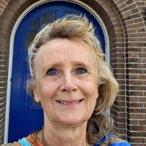 2026-Gwen-Heldere-Blik-Haar-Omhoog-Door-Zomerbries