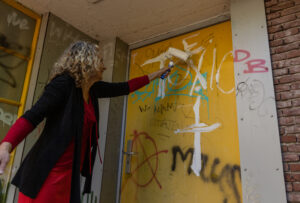 Gwen-Konings-Verft-Tekst-Exit-Toxic-als-Doel-Van-Haar-Hulp-Aan-Slachtoffers-Van-Toxische-Relaties-Met-Verborgen-Narcisme
