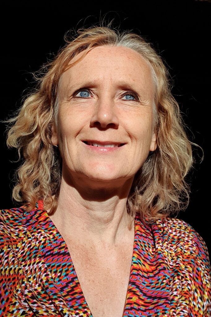 Gwen-Konings-in-Zon-Blij-Omhoog-Kijkend