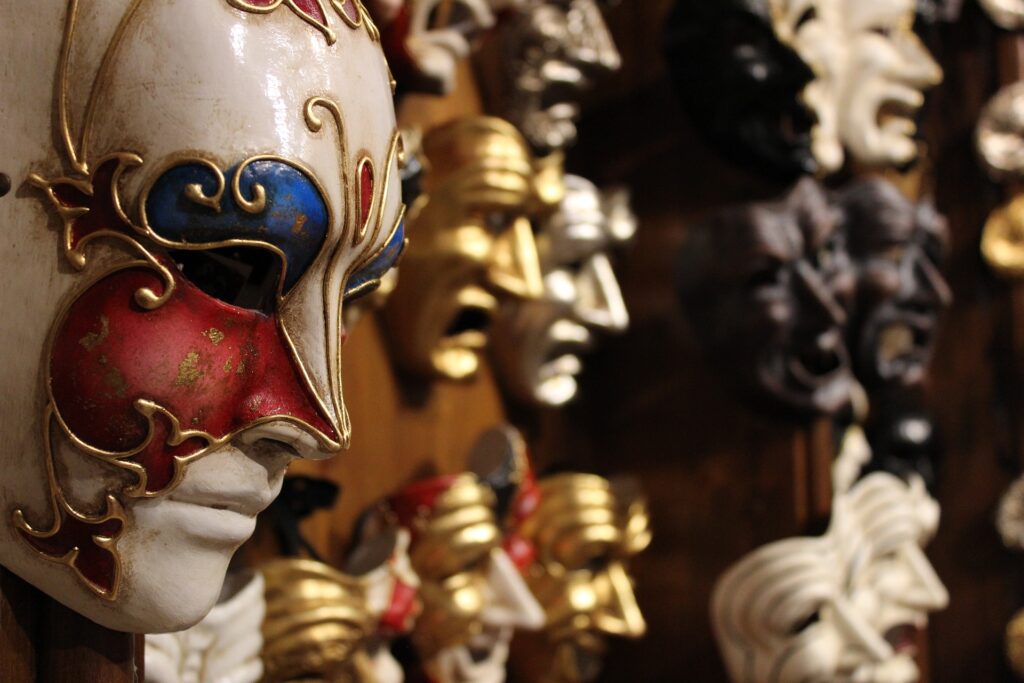 Venetiaans-Masker-Ernstig-Achtergrond-Bozige-Maskers-Foto-GiadaNardi-Pixabay