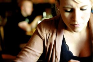 Verslagen-Vrouw-Met-Man-op-Achtergrond-Zij-Overweegt-Verbreken-van-Toxische-Relatie