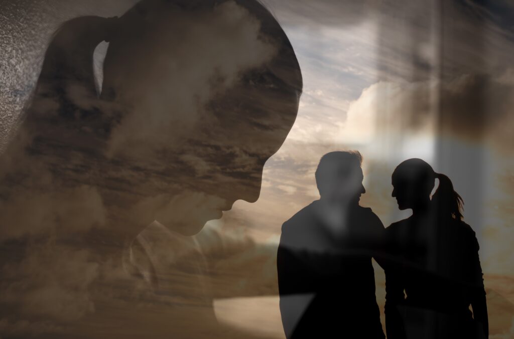 Vrouw-Hoofd-Omlaag-Kan-Relatie-Met-Ex-Niet-Loslaten-Kijkt-Op-Achtergrond-Man-Aan