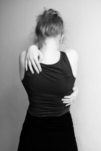 Vrouw-Houdt-Zichzelf-Vast-in-Omhelzing