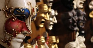 Venetiaans-Masker-Ernstig-Achtergrond-Bozige-Maskers-Foto-GiadaNardi-Pixabay