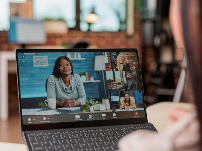 Vrouw-Volgt-Online-Groepssessie-Kijkt-naar-Scherm-met-Deelnemers